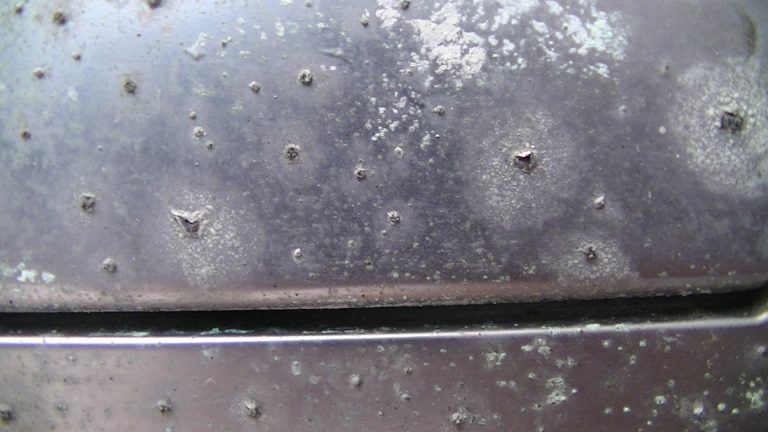 自動車やバイクの旧車部品で使われていて腐食が酷い亜鉛ダイカスト（アンチモニ）に再メッキ加工 メッキ工房光沢屋